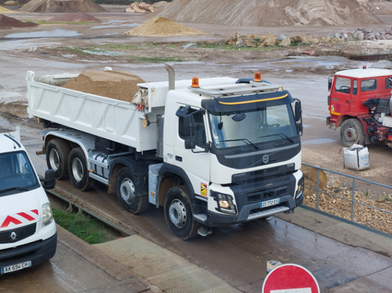 Un camion benne rempli en train d'être pesé