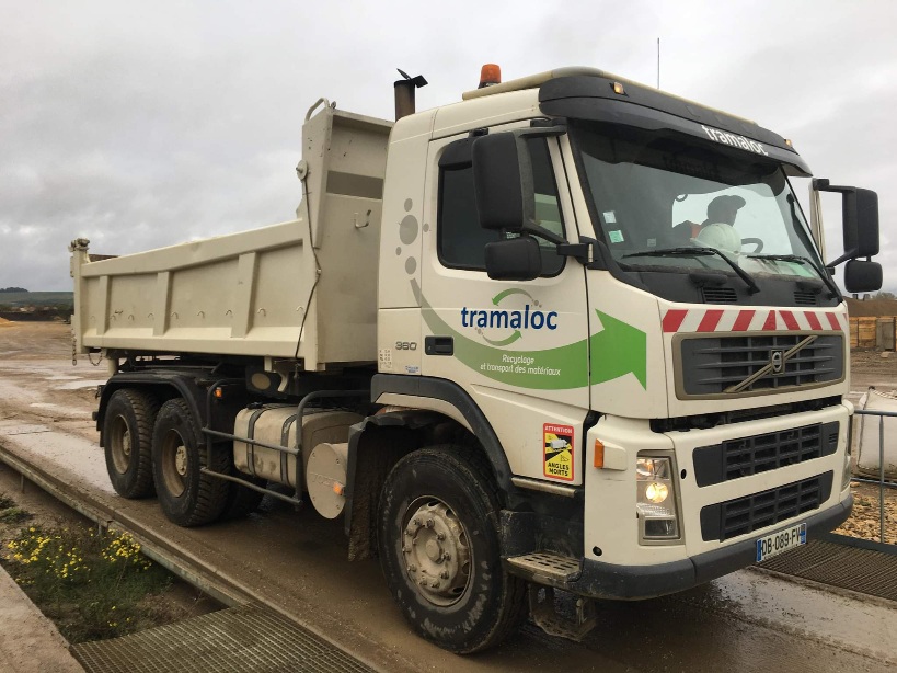 Une photo de camion vide sur une balance pour peser les véhicules